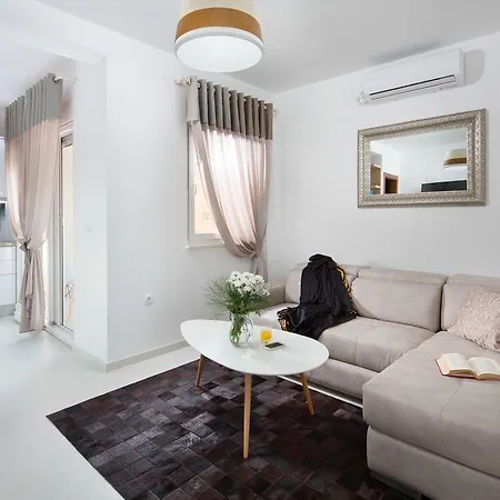 Malibu Deluxe Apartment
