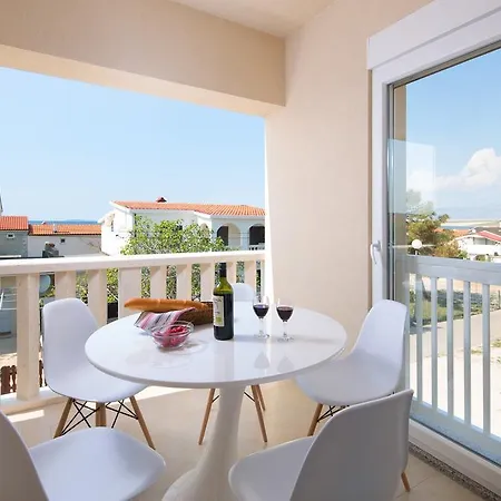 Malibu Deluxe Apartment Vir