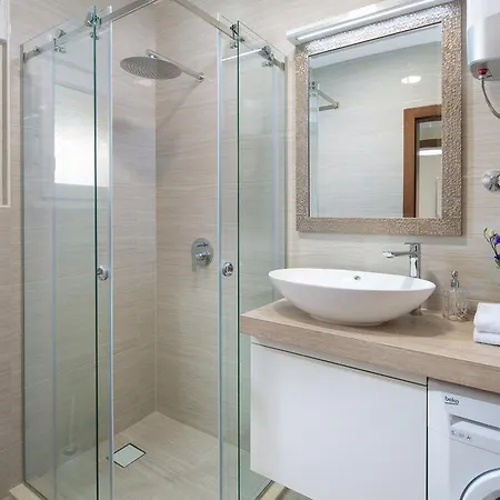 Malibu Deluxe Apartment Vir